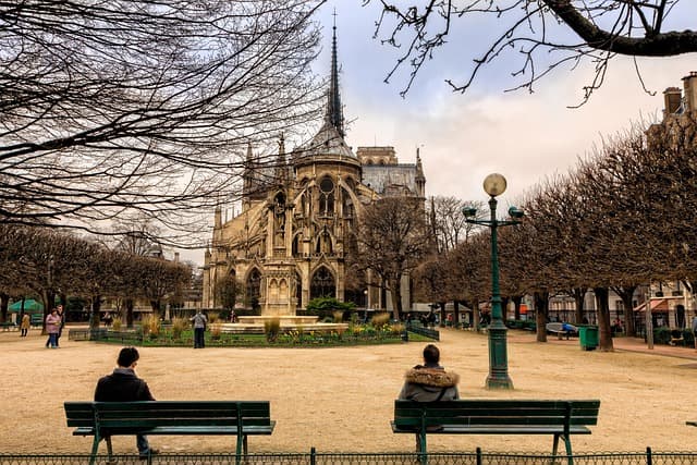 How Tourists are Deceived in Paris